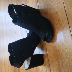 Y Not? black peep-toe booties, suede-like material w/cut-outs, 10M